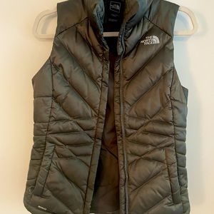 The North Face NEW down olive green puffer vest jacket size xsmall